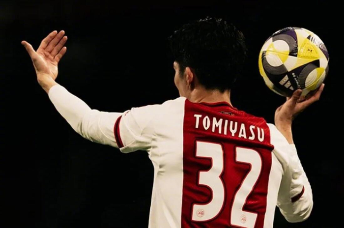 富安健洋时隔1年10个月首发出场 阿贾克斯4-0完胜