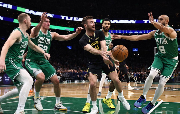 波尔津吉斯旧主首秀低迷 勇士客场惨败绿军