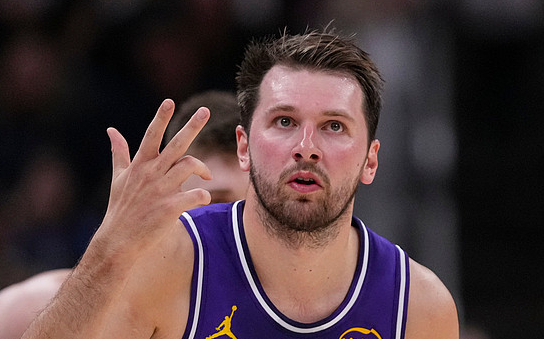 湖人关键球引爆九连胜 52胜目标近在咫尺