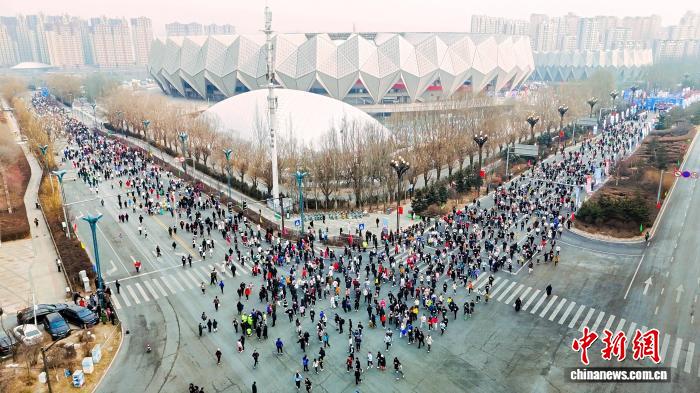 西宁元旦环城赛迎8000跑者 85岁老人与2岁孩童共赴