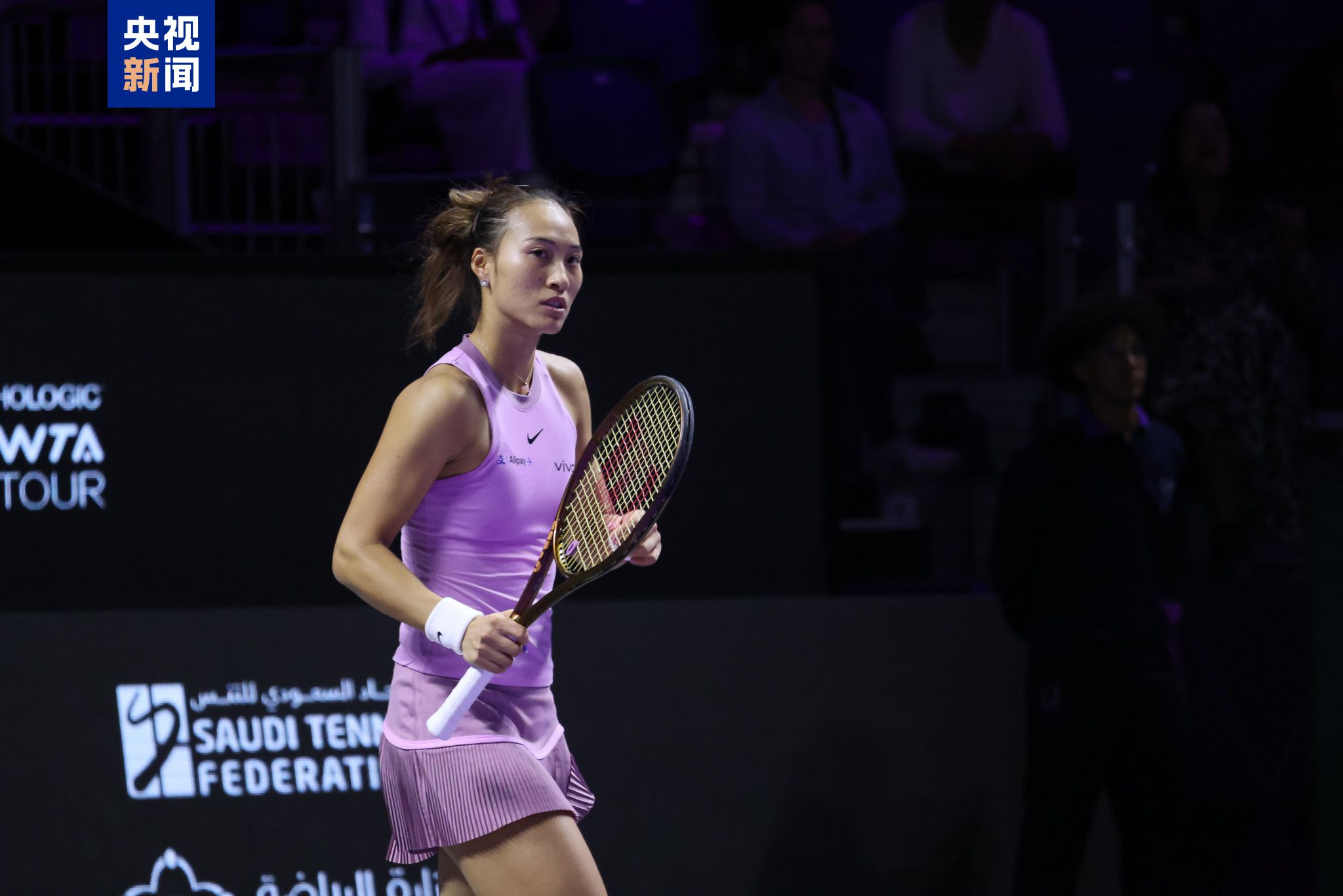 郑钦文首次参赛即闯入WTA年终总决赛四强，书写