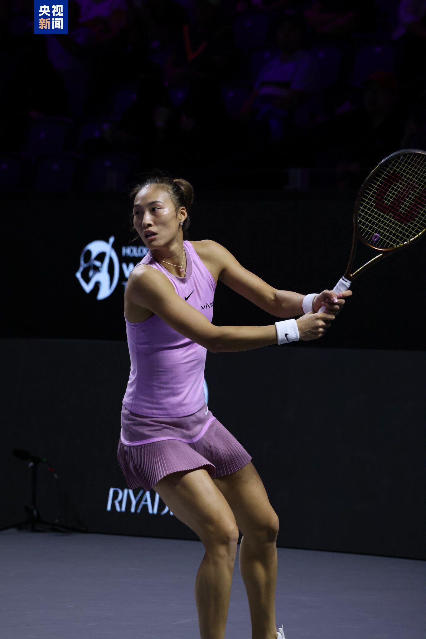 郑钦文首次参赛即闯入WTA年终总决赛四强，书写