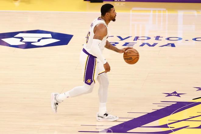 湖人创赛季最佳战绩却陷更衣室困境，Smart临时救